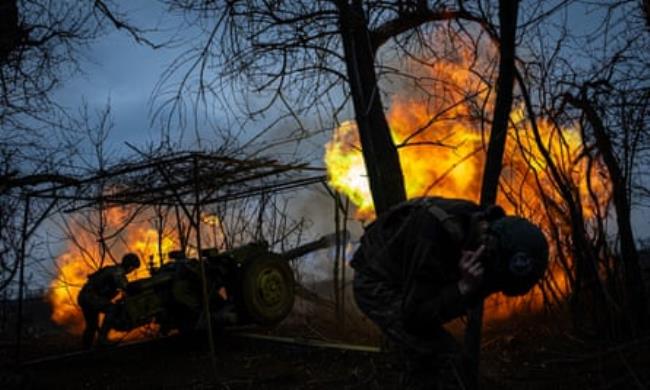Ukrainian forces, which also use 122mm howitzers, fire towards Russian infantry along the fro<em></em>ntline near Soledar in March.