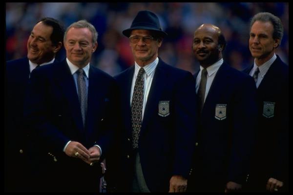 Dallas Cowboys owner Jerry Jo<em></em>nes (second from left) fired lo<em></em>ngtime Cowboys coach Tom Landry (third from left) in 1989 in what was a messy breakup. (Photo by John Biever/Sports Illustrated via Getty Images)