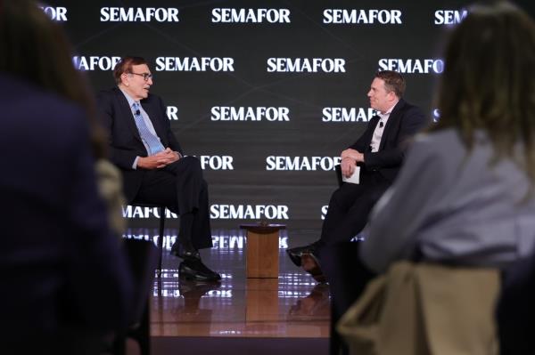 Finkelstein (left) laid out his strategic vision for The Messenger last April at Semafor's co<em></em>nference hosted by its co-founder Ben Smith (right).