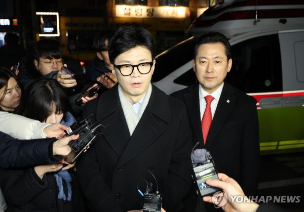 Han Dong-hoon (L), interim leader of the ruling People Power Party, visits Rep. Bae Hyun-jin at Soo<em></em>nchunhyang University Hospital in Seoul on Jan. 25, 2024, wher<em></em>e the female lawmaker is being treated in the emergency room after an unidentified assailant struck her in the back of the head with a rock the size of an adult man's fist earlier in the day in southern Seoul. (Yonhap)