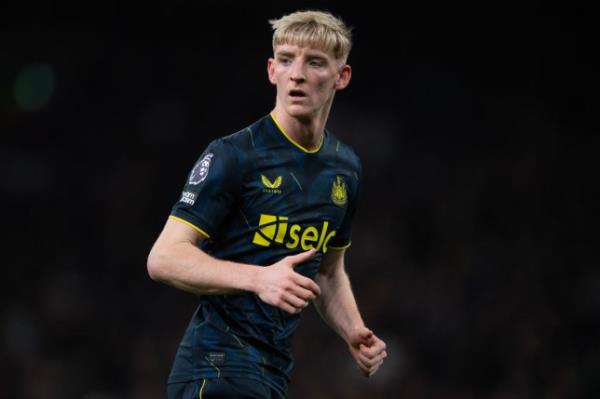 Newcastle's Anthony Gordon has a minor hamstring injury
