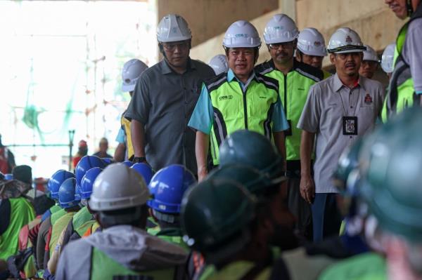 JKR officers must study prices, different costs before approving road co<em></em>nstruction projects, says deputy minister