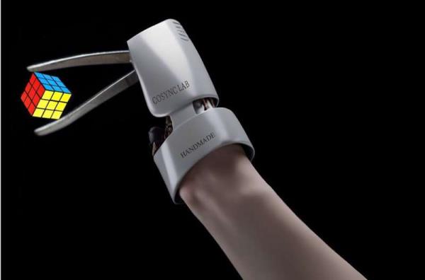 People feel more co<em></em>nnected to "tweezer-like" bio<em></em>nic tools that don't resemble human hands