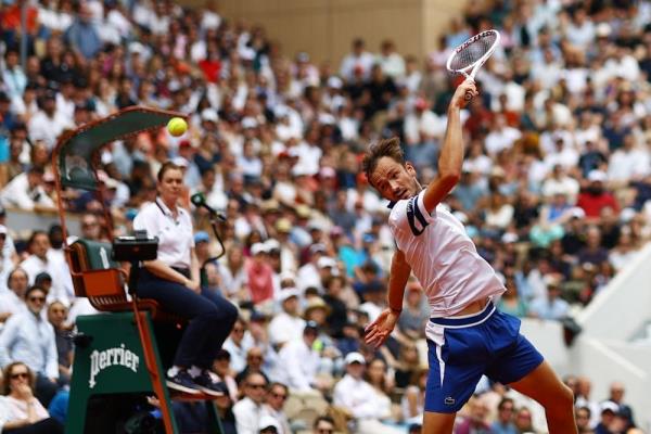 Medvedev knocked out of French Open by De Minaur