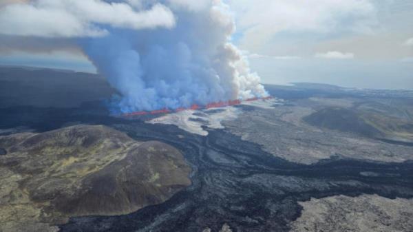 A volcano spews lava and smoke as it erupts near Grindavik, on Reykjanes Peninsula, Iceland, May 29, 2024. Photo: Iceland Civil Protection/Handout via REUTERS