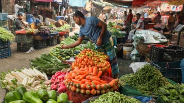 Vegetable traders at Karwan Bazar in Dhaka. File Photo: Rajib Dhar/TBS