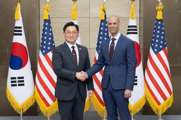 Cho Chang-rae, South Korean deputy defense minister for policy, and Vipin Narang, acting US assistant secretary of defense for space policy, are seen shaking hands ahead of the third meeting of the Nuclear Co<em></em>nsultative Group on Mo<em></em>nday in Seoul in this photograph provided by the Seoul defense ministry. (Ministry of Natio<em></em>nal Defense)