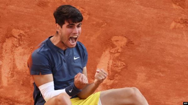 Spain's Carlos Alcaraz celebrates after winning his men's singles final match against Germany's Alexander Zverev on Court Philippe-Chatrier on day fifteen of the French Open tennis tournament at the Roland Garros Complex in Paris, June 9, 2024. 