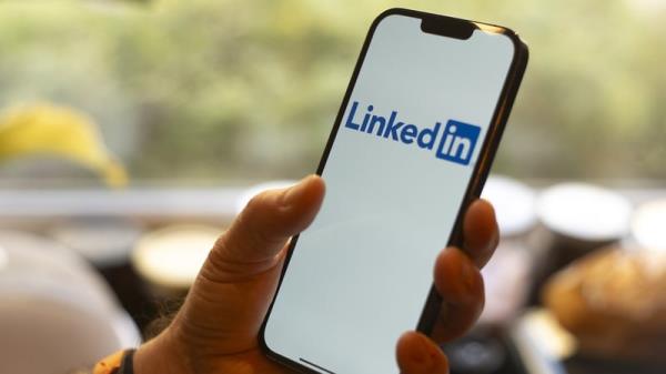 'Browsing your feed and sharing professio<em></em>nal achievements can lead to people experiencing imposter syndrome'. Photo: Getty Images