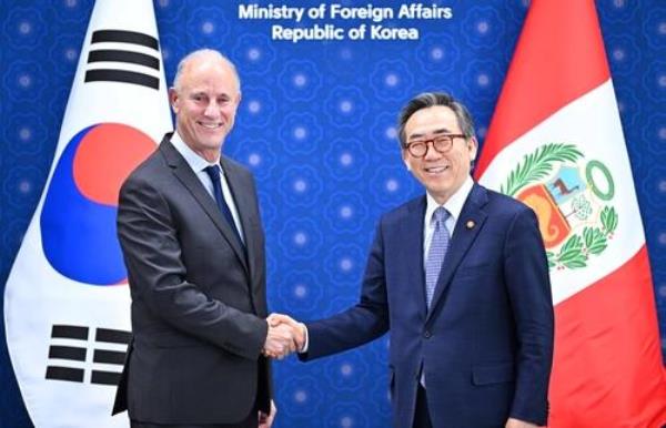 Foreign Minister Cho Tae-yul (R) poses for a photo with Peru's top diplomat, Javier Gonzalez-Olaechea Franco, ahead of their talks on June 9, 2024, in this photo provided by Seoul's foreign ministry. (PHOTO NOT FOR SALE) (Yonhap)