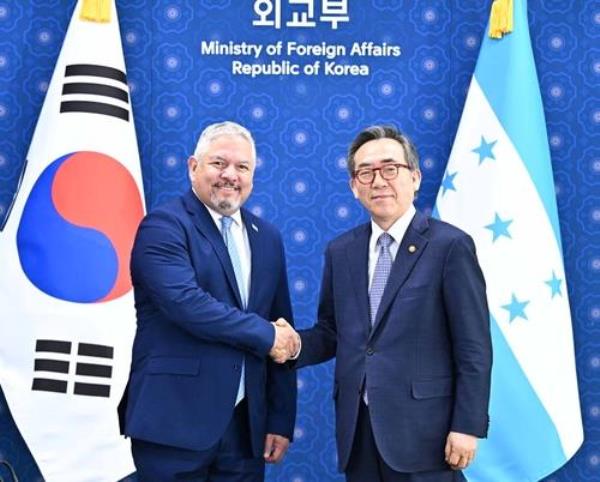 Foreign Minister Cho Tae-yul (R) poses for a photo with his Ho<em></em>nduran counterpart, Enrique Reina, ahead of their talks at the foreign ministry building in Seoul on June 9, 2024, as provided by Cho's office. (PHOTO NOT FOR SALE) (Yonhap)