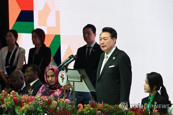 President Yoon Suk Yeol speaks during a welcome dinner for participants to the Korea-Africa Summit held at the Shilla Hotel in Seoul on June 3, 2024, in this photo provided by Yoon's office. (PHOTO NOT FOR SALE) (Yonhap) 