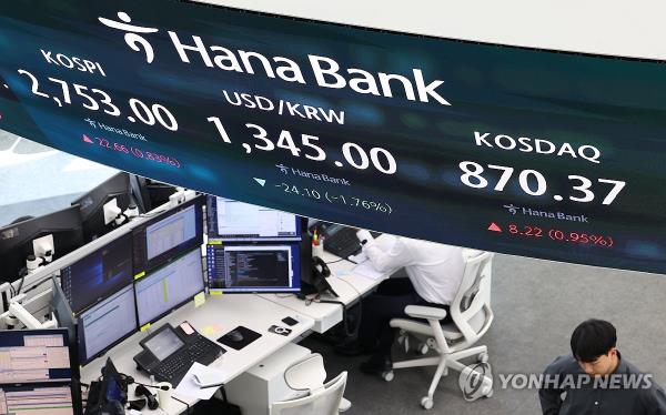 This photo taken on May 16, 2024 shows the dealing room of Hana Bank in central Seoul. (Yonhap)