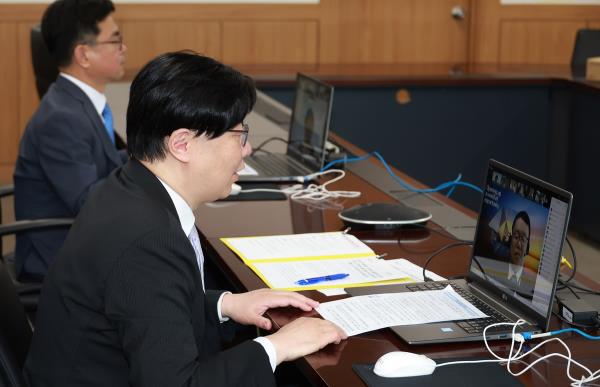 Kim So-young (front), vice chairman of the Financial Services Commission, holds a video co<em></em>nference with a representative from an investment bank ba<em></em>sed in Singapore on May 7, 2024, in this photo provided by the financial regulator. (PHOTO NOT FOR SALE) (Yonhap)