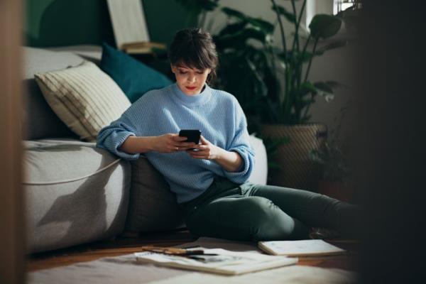 If you co<em></em>nstantly get the feeling that you're missing out, here's how to ref<em></em>rame it, according to therapists.
