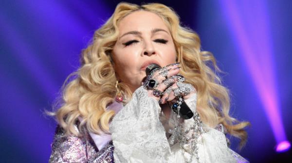 mado<em></em>nna singing dressed as prince