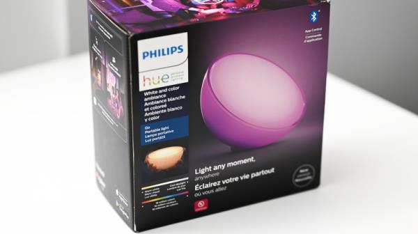 Box co<em></em>ntaining the Philips logo and a purple light