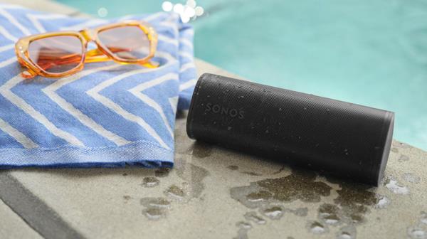 So<em></em>nos Roam 2 by swimming pool