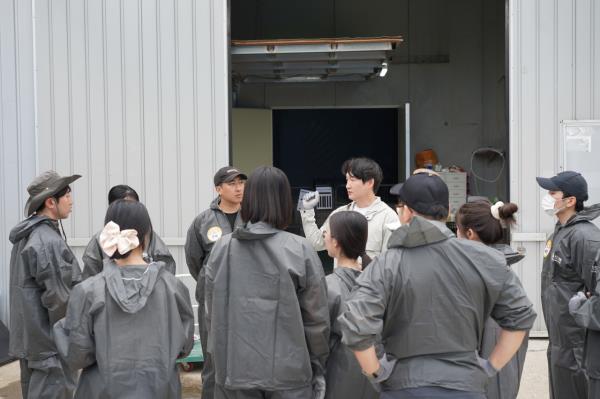 Hamggehagae members gather to share im<em></em>portant information a<em></em>bout the shelter and its dogs before starting their volunteer services on June 15. (Lee Si-jin/The Korea Herald)