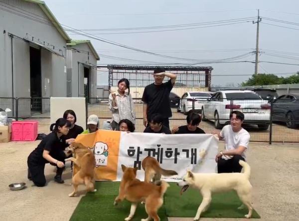 Hamggehagae members pose for photos at a dog shelter in Ilsan, Gyeo<em></em>nggi Province. (Courtesy of Moon)