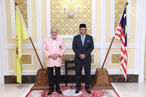 RCI chairman presents Batu Puteh, Middle Rocks and South Ledge report to Agong