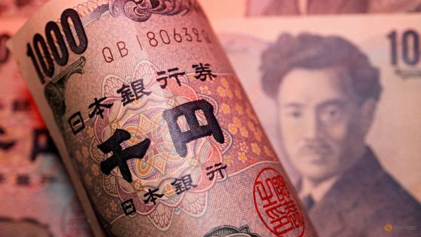 Euro pinned lower by France turmoil, yen recovers after BOJ update
