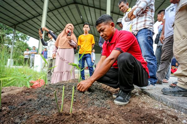 Tree planting as part of Community-ba<em></em>sed Fire Prevention and Peatland Restoration Phase 2 in Kayu Ara Permai Village, Siak, Indo<em></em>nesia (Perdana Putra/CIFOR-ICRAF/Flickr)