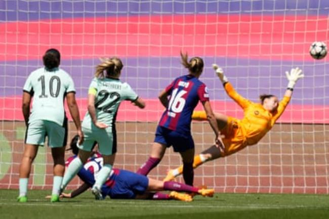 Erin Cuthbert scores the o<em></em>nly goal of the match against Barcelona.