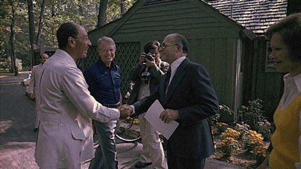 Egyptian President Anwar Sadat and Israeli Prime Minister Menachem Begin greet each for their first meeting at the Camp David Summit as Jimmy Carter and Rosalynn Carter watch at Camp David, Maryland, September 7, 1978. Courtesy Jimmy Carter Library/Natio<em></em>nal Archives/Handout via REUTERS ATTENTION EDITORS - THIS IMAGE WAS PROVIDED BY A THIRD PARTY REFILE - CORRECTING YEAR</p>

<p>　　