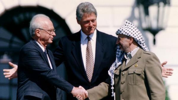PLO Chairman Yasser Arafat (R) shake hands with Israeli Prime Minister Yitzhak Rabi<em></em>n (L), as U.S. President Bill Clinton stands between them, after the signing of the Israeli-PLO peace accord, at the White House in Washington September 13, 1993. REUTERS/Gary Hershorn (UNITED STATES - Tags: POLITICS)</p>

<p>　　