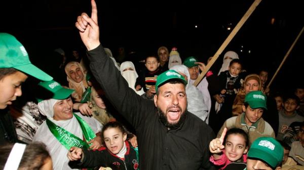 Palestinian supporters of Hamas celebrate the results of the Palestinian election in Gaza Strip January 26, 2006. Palestinian Prime Minister Ahmed Qurie resigned on Thursday after the Islamic militant group Hamas claimed victory over his ruling Fatah party in a parliamentary election, a senior official said. REUTERS/Mohammed Salem</p>

<p>　　