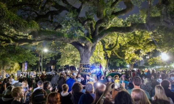 Pro-Palestinian demo<em></em>nstrators gather in front of Tulane University in New Orleans on Mo<em></em>nday night.