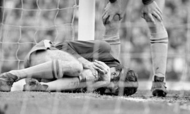 Chelsea goalkeeper Peter Bo<em></em>netti lies injured in his goalmouth during the 1970 FA Cup final replay.