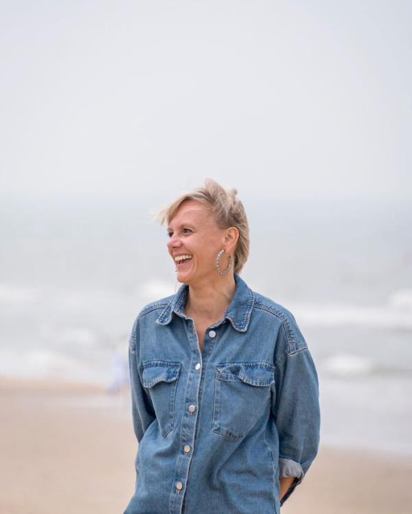 Riding The Waves Has Never Been So Inspiring - Meet Veerle Helsen And Her New Book ‘Surf & Art’