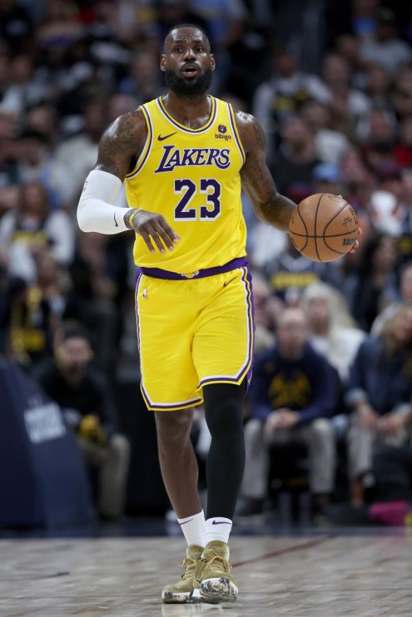 Lakers forward LeBron James brings the ball down the court against the Denver Nuggets in the third quarter during Game 5 of the Western Co<em></em>nference First Round Playoffs at Ball Arena on April 29, 2024 in Denver, Colorado.</p>

<p>　　