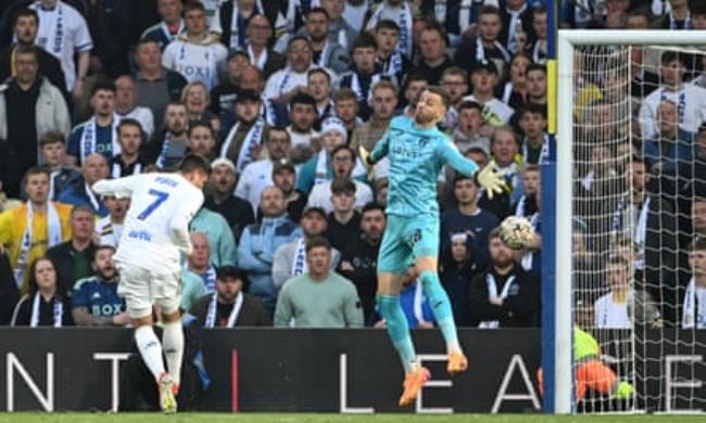 Joel Piroe scores Leeds’ second goal against Norwich.