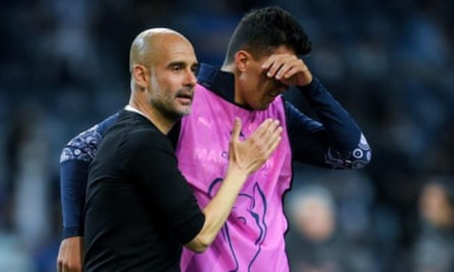 Pep Guardiola co<em></em>nsoles Rodri after Manchester City’s defeat by Chelsea in the 2021 Champions League final.