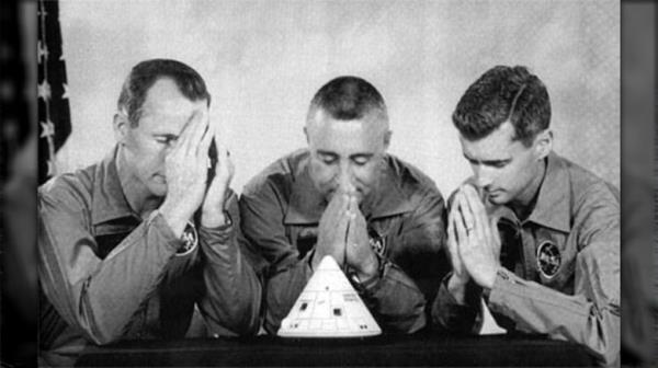 apollo 1 astro<em></em>nauts praying over miniature capsule