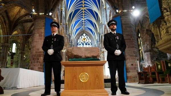 Officers guard the Stone of Destiny which is also known as the Stone of Scone, ahead of the Natio<em></em>nal Service of Thanksgiving and Dedication for Britain's King Charles III and Queen Camilla</p>

<p>　　Pic:AP