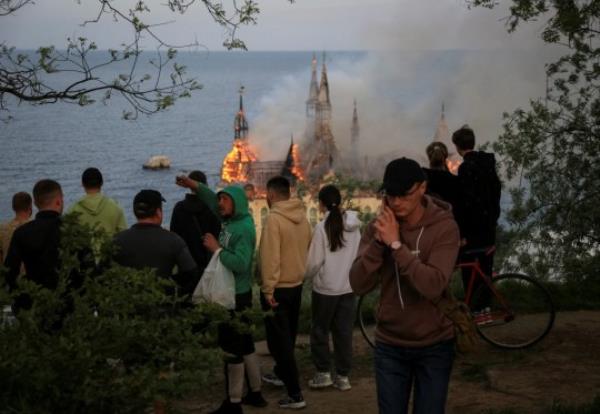 People look at a burning educatio<em></em>nal institution building after a Russian missile strike, amid Russia's attack on Ukraine, in Odesa, Ukraine April 29, 2024. REUTERS/Sergey Smolentsev