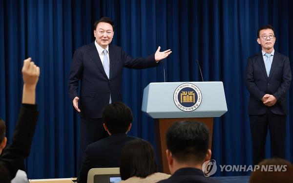 President Yoon Suk Yeol (L) introduces Hong Chul-ho (R), his new senior secretary for political affairs, at the presidential office in Seoul on April 22, 2024. (Yonhap)