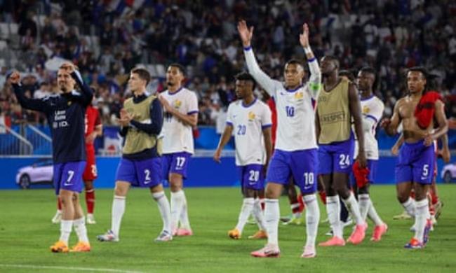 French players acknowledge their fans after the draw with Canada