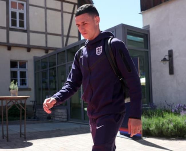 Phil Foden at the England ba<em></em>se.