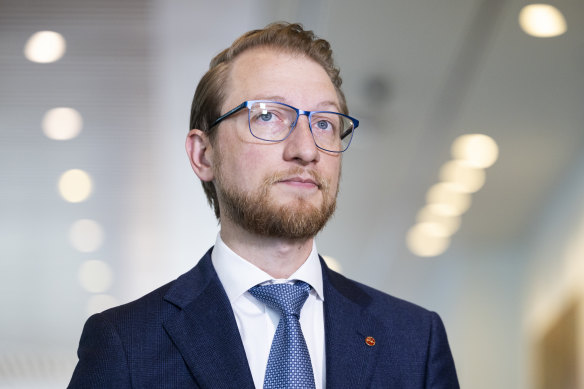 Opposition home affairs spokesman James Paterson wants to see the advice the government used to release 140 detainees after the High Court ruling overturned the detention of a Rohingya man co<em></em>nvicted of child rape. 