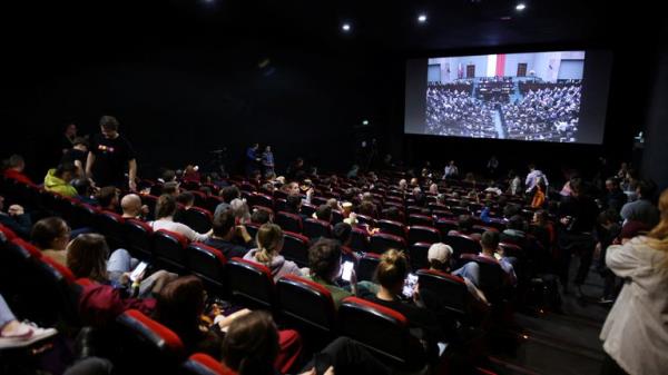 Poles gather in cinema for a screening of Polish Parliament session in Warsaw, Poland, December 11, 2023. REUTERS/Kuba Stezycki</p>

<p>　　