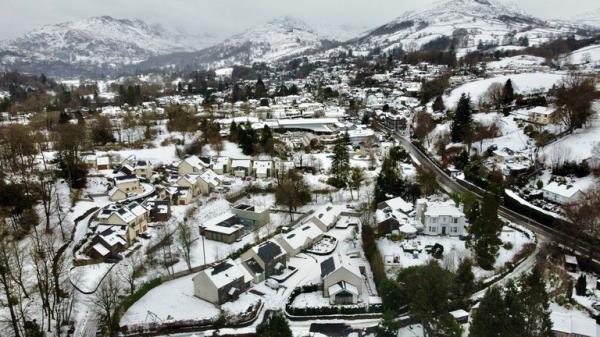 Snow in Ambleside in Cumbria. More than 830 properties in Cumbria, primarily in South Lakeland, were still without power following heavy snow in the county over the weekend, according to Electricity North West. Picture date: Mo<em></em>nday December 4, 2023.</p>

<p>　　