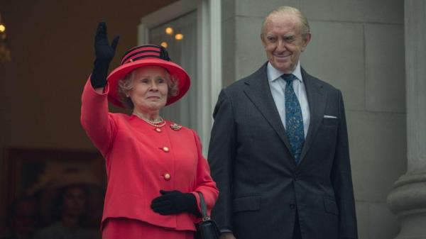 Imelda Staunton and Jo<em></em>nathan Pryce and the Queen and Prince Philip in The Crown Pic: Netflix</p>

<p>　　