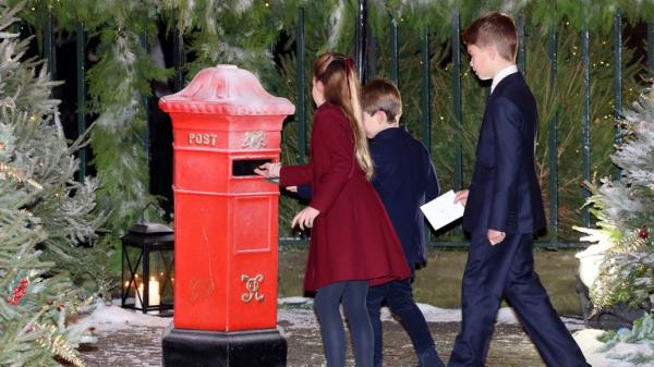 Prince George, Princess Charlotte and Prince Louis hold candles during the Royal Carols - Together At Christmas service at Westminster Abbey in London. Picture date: Friday December 8, 2023.</p>

<p>　　