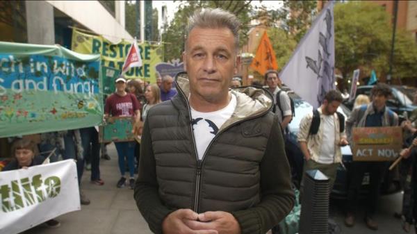 Chris Packham outside the enviro<em></em>nment department, protesting the state of nature in the UK, after a report warned of a 