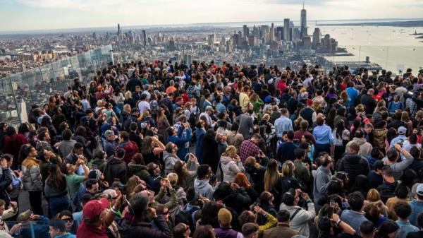 People watch the partial solar eclipse as they gather on the observation deck of Edge at Hudson Yards in New York.</p>

<p>　　Pic: Reuters